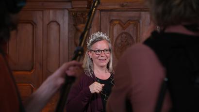 Bild: Wolfgang Steinbacher
Das Hochzeitsdiadem, ein Erbstück, das Alexandra Völkel aus Hahnbach gehört, besteht aus in Handarbeit gefertigten Myrtenblüten, ist zum Teil aus Silber und mindestens 100 Jahre alt.