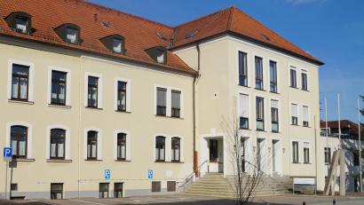 Bild: wel
Der Wirtschaftsplan des im Jahr 2020 neu gegründeten Eigenbetriebs Gesundheitszentrum Ostoberpfalz hat ein Haushaltsvolumen von 2,7 Millionen Euro