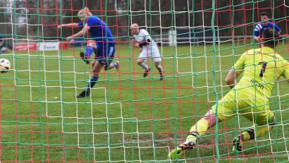 Bild: Büttner
Mit diesem Elfmetertor entschied der Schirmitzer Kapitän Benjamin Kormann das Derby bei der DJK Weiden.