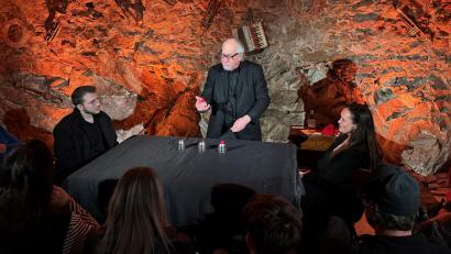 Bild: Manuel Graf Beissel von Gymnich/exb
Jamy Ian Swiss sorgt bei einer Show auf Schloss Guteneck für Spannung