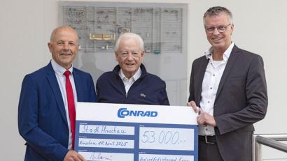 Bild: Michael C. Geiss 
Zur Unterstützung der Sportvereine durch die Conrad-Sportförderung überreichte Klaus Conrad (Mitte) einen Scheck der Firma Conrad Electronic über 53.000 Euro an den Schatzmeister Hermann Falk (rechts) und den ehrenamtlichen Geschäftsführer Günter Simmerl (links).