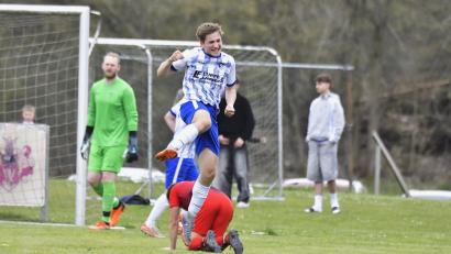 Bild: Hubert Ziegler
Tizian Hammer vom SV Freudenberg bejubelt hier das 2:0 für seine Mannschaft durch ein Eigentor von Johannes Pfab vom TuS/WE Hirschau (nicht im Bild).