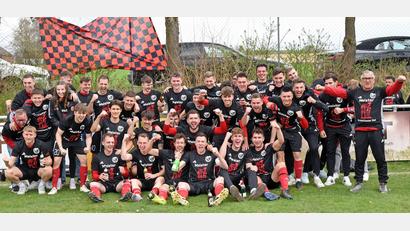 Bild: gb
So jubeln Meister: Der SC Luhe-Wildenau II steht seit Sonntag als Titelträger der Kreisklasse Ost fest.