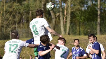 Bild: ham
Fest entschlossen steigt Wilhelm Frank (Nummer acht) zum Kopfball und bringt den TSV Stulln damit kurz vor Schluss gegen den 1. FC Schmidgaden in Führung.