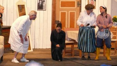 Archivbild: Hans-Jürgen Pirner
Das Königsteiner Bauerntheater (im Bild von links: Hans-Jürgen Pirner, Angela Brunner, Johanna Gebhard und Linda Hirsch) spielt im Sommer wieder auf der Freilichtbühne.