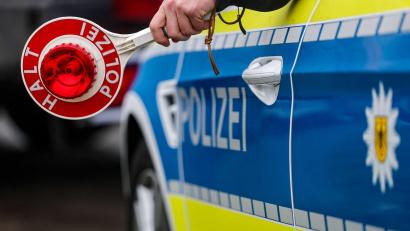 Symbolbild: Jan Woitas/dpa
Einen 51-Jährigen unter Drogeneinfluss zog die Polizei am Montag bei Bärnau aus dem Verkehr.