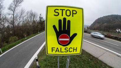 Symbolbild: Armin Weigel/dpa
Ein Schild mit der Aufschrift "Stop falsch" steht an einer Autobahnauffahrt.