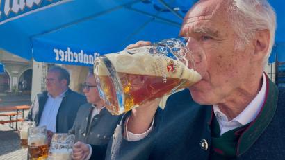 Bild: Gabi Schönberger
Wolfgang Rasel (rechts) probiert gemeinsam mit Festwirt Christian Papert (links) und Bürgermeister Reinhold Wildenauer das Naabecker Festbier.