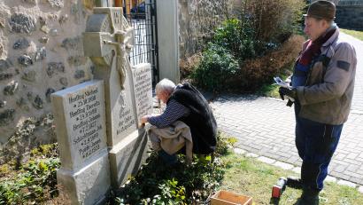 Bild: do
Steinmetz- und Bildhauermeister Georg Doreth und Alfons Ritter erledigen die letzten Arbeiten zur Restaurierung des Denkmals für die Oberbibracher Toten während des Artilleriebeschusses am 19. April 1945.