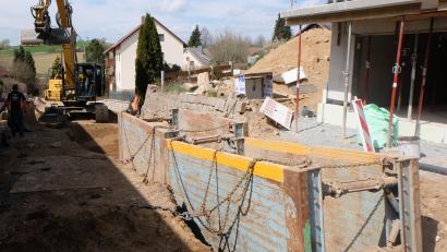 Bild: Fred Lehner
Etwas zäh gehen die Bauarbeiten für die Erneuerung der Kanalleitung und der Sanierung der Hauptwasserleitung in der Püchersreuther Straße voran. Ursache ist das Felsvorkommen auf diesem Streckenabschnitt.