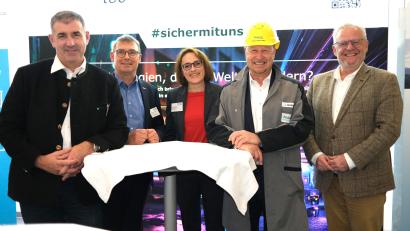 Bild: Hirsch
OTH-Professor Werner Prell, Bereichsleiter Rainer Sauerwein, Personalleiterin Regina Glaser, Vorstandsvorsitzender Johannes Heckmann und Oberbürgermeister Andreas Feller (von links) sprechen beim Treffen des Verbandes Deutscher Ingenieure auf dem Gelände des "Hidden Champions Nabaltec".