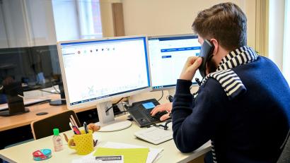 Symbolbild: Britta Pedersen/dpa
Die staatliche Verwaltung in Bayern soll bürgerfreundlicher werden. Das fordert eine Landtagskommission. Kernpunkte sind unter anderem längere Öffnungszeiten von Ämtern und Behörden und eine weitreichende Digitalisierung.