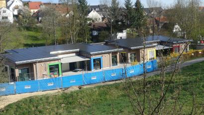 Bild: rn
Alle städtischen Gebäude, hier die Kinderkrippe, sind bereits mit Photovoltaikanlagen versehen. Sven Schuller vom Institut für Energietechnik bedauert jedoch, dass in Eschenbach PV-Anlagen bisher nur auf zehn Prozent der theoretisch nutzbaren Fläche angebracht sind.