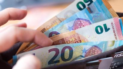 Symbolbild: Monika Skolimowska/dpa
Eine 21-Jährige aus Neumarkt hat 15.000 Euro an einen Betrüger verloren.