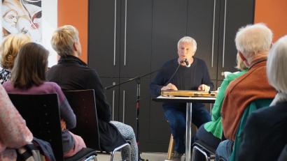 Bild: wel
Josef Brustmann greift in seiner Lesung "Jeder ist wer" tief in seine Familiengeschichte und untermalt den Abend mit der Zither.
