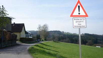 Bild: bey
Die Zufahrt zur Tanzmühle ist ab der Ortschaft Döllitz für Fahrzeuge über 7,5 Tonnen gesperrt, ebenso die Brücke an der Tanzmühle.
