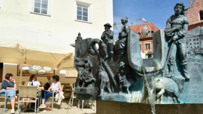 Bild: Petra Hartl
Seit wenigen Tagen ist der Geschichtsbrunnen in der Sulzbacher Altstadt wieder in Betrieb und verbreitet Frühlingsstimmung bei den Gästen der Cafés und Bars.