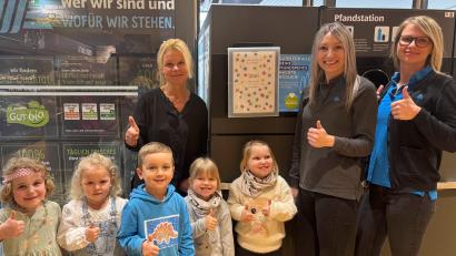 Bild: Sabine Schöpf-Schreiber/exb
Daumen hoch für eine gute Aktion. Der Kindergarten Kunterbunt in Erbendorf bekam 100 Euro als Spende.