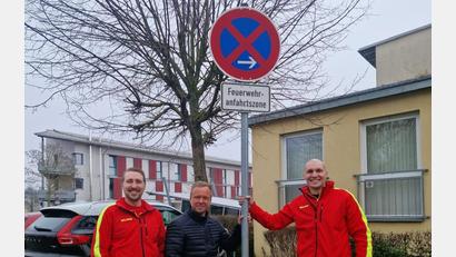 Bild: Danny Naber 
Die Vertreter der DLRG Amberg, Rainer Kratzer (links) und Max Kratzer (rechts) sowie Landtagsabgeordneter Bernhard Heinisch mit dem nun versetzten Schild.