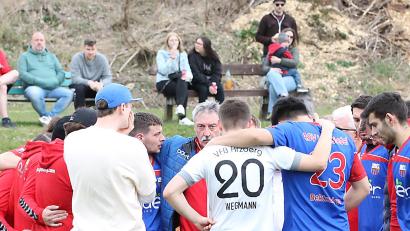 Bild: Peter Perzl
Die Spieler des ASV Wunsiedel und des VfB Arzberg waren nach dem Zusammenbruch des Wunsiedeler Spielers geschockt.