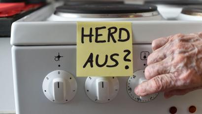 Symbolbild: Jens Kalaene/dpa
Mal einen Schlüssel verlegt, dann einen Namen nicht mehr gewusst und schließlich vergessen, den Herd auszuschalten. Ob das schon Vorboten von Demenz sind? Apotheker im Landkreis Tirschenreuth haben sich fortgebildet, um Patienten mit solchen Fragen besser weiterhelfen zu können.