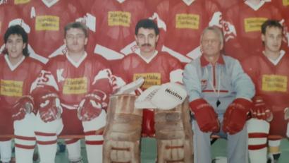Archivbild: ERSC Amberg
Hermann Eckl (untere Reine, Mitte) ist ein Urgestein des Amberger Eishockeysports. Der ehemalige Torwart ist im Alter von 66 Jahren gestorben.