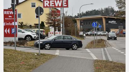 Bild: Stephan Huber
Das wird keine einfach Baustelle: Der Geh- und Radweg an der Vilstalstraße in Kümmersbruck muss ab April mehrere Wochen gesperrt werden, weil hier die Wasserleitung erneuert wird.