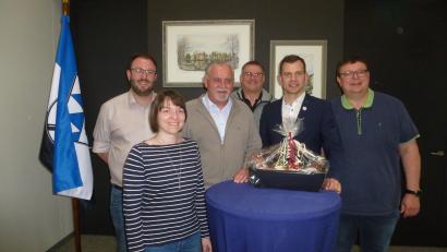 Bild: bk
Gebührende Verabschiedung von Ralph Egeter mit (von links) Nicole Presche, Julian Kraus, Ludwig Biller, Rainer Vater und Thomas Schönberger.