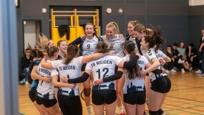 Bild: Breinbauer
Der Jubel bei den TB-Volleyballerinnen war groß: Durch zwei Siege im Relegationsturnier schaffte der TB Weiden den Wiederaufstieg in die Landesliga.