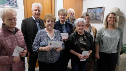 Bild: Fred Lehner
Die Gewinner von „Floß blüht auf" (von links): Lucie Meißner, Bürgermeister Robert Lindner, Brigitte Schülein, Karin Mayer, Werner Bock, Heidi Stahl, Manuela Reber und Glücksfee Katja Buchner.