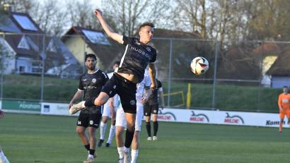 Bild: Hubert Ziegler
Dominik Haller (vorne ) und die DJK Gebenbach verloren das Heimspiel gegen den TSV Neudrossenfeld am Mittwochabend mit 1:2.