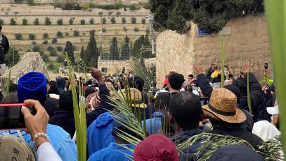 Bild: Abtei Dormitio
Erinnerung an den Einzug Jesu in Jerusalem: Christen halten bei der Palmsonntagsprozession am Ölberg Palmwedel in die Höhe, dahinter ist die Skyline von Jerusalem zu sehen.