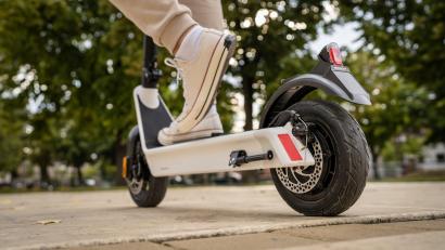 Symbolbild: Miljan Zivkovic - stock.adobe.com
Feet of unknown man standing by or driving electric kick scooter e-scooter on the pavement in day eco friendly modern transport