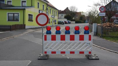 Bild: jr
Die Hauptstraße (Bild) in Pechbrunn ist gleich ab der Ortseinfahrt komplett für den Durchgangsverkehr gesperrt. Die abschnittsweise Sperrung soll bis zum 17. Oktober anhalten.