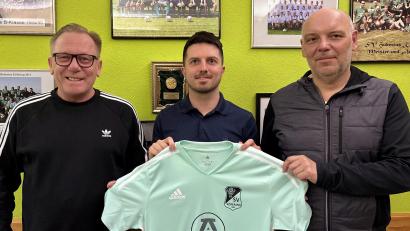 Bild: SV Köfering/exb
Spartenleiter Christopher Ernst (Mitte) vom SV Köfering freut sich über die Verpflichtung des Trainerduos Christian Helleder (links) und Oliver Lassmann.