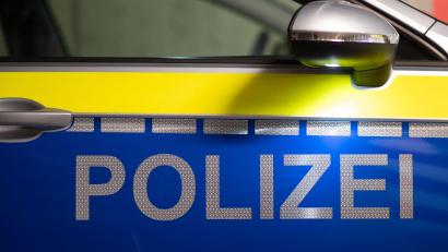 Symbolbild: Robert Michael/dpa
Ein 6er-Pack Wasserflaschen ist aus einem Kellerabteil in Marktredwitz gestohlen worden. Zuvor wurde das Schloss gewaltsam aufgebrochen. Die Polizei ermittelt und sucht Zeugen.