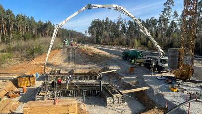 Bild: Staatliches Bauamt Amberg-Sulzbach/exb
Die Arbeiten an der Brücke Wolfsgrube schreiten voran.