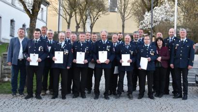 Bild: Nicole Rochelt/Stadt Schönsee/exb
Der Landkreis, vertreten durch Birgit Höcherl, und die Feuerwehrspitze ehren langjährige Mitglieder.