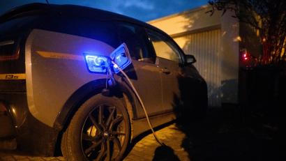 Bild: Julian Stratenschulte/dpa
Da die meisten Autos Zuhause die ganze Nacht über an der Wallbox hängen, spielt die Zeitersparnis beim Laden für private Nutzer kaum eine Rolle. Hier reicht also eine Wallbox mit 11kW.