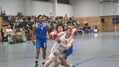Bild: Tobias Schwarzmeier
Jakob Sailer kämpft sich durch. Am Ende könnte der Sieg gegen Nürnberg im Abstiegsduell vielleicht nicht reichen.