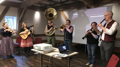 Bild: mma
Carolin Pruy-Popp, Dagmar Held, Sebastian Gröller, Franz Schötz, Simone Lautenschlager und Franz Josef Schramm (von links) spielten bei "Gönn' dir ein Lied!" in Theuern zünftig auf.