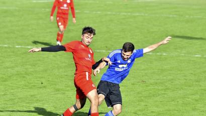 Archivbild: Hubert Ziegler
Fabian Spies (rechts) und der FC Edelsfeld fordern auf eigenem Platz den 1. FC Rieden heraus. Der TSV Königstein um Yannick Hutzler gastiert dagegen beim SV Kohlberg.