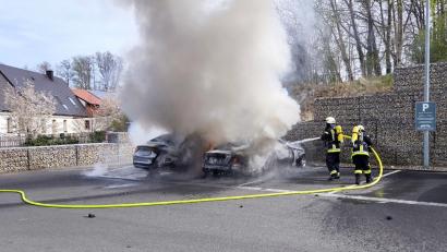 Bild: jma
Die Feuerwehr in Eschenbach löscht zwei brennende Autos auf einem Edeka Parkplatz.