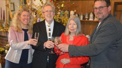 Bild: jr
Gemeinsam auf den 80. Geburtstag stießen Jubilar Werner Schübel (Zweiter von links), Ehefrau Renate sowie Tochter Isabel (links) und Bürgermeister Stephan Schübel (rechts) an.