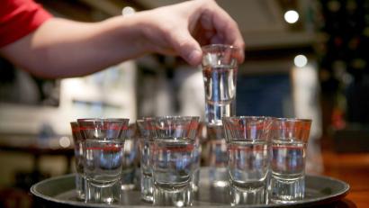 Bild:  Axel Heimken/dpa
Bei einer Geburtstagsparty in Schwandorf ging es wohl ziemlich feuchtfröhlich zu. Als der Alkohol zur Neige ging, setzt sich ein 59-Jähriger angetrunken ans Steuer, um Nachschub zu holen.