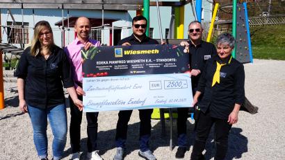 Bild: tra
Bürgermeister Hans Ram (Zweiter von links) nahm die Spende des Edeka-Teams mit Prokuristin Signore Wittmann, Inhaber Manfred Wiesmeth, Projektleiter Bastian Wittmann und Marktleiterin Kathrin Hecht (von rechts) entgegen.