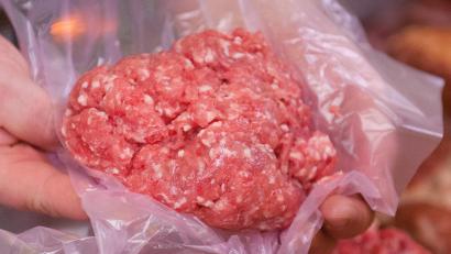 Symbolbild: Hauke-Christian Dittrich/dpa
Wer mit Lebensmitteln wie Hackfleisch arbeitet, benötigt ein Gesundheitszeugnis. Das Gesundheitsamt bietet die Erstbelehrung dafür jetzt auch als Online-Variante an.