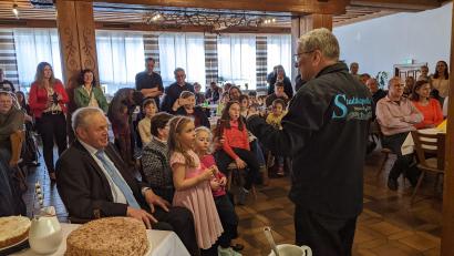 Bild: kwl
Josef Stangl (vorne, sitzend) genießt mit Ehefrau Angela, den Kindern und der Enkelschar das Ständchen der Stadtkapelle Neustadt, geleitet von Karl Wildenauer, zu seinem 80. Geburtstag.