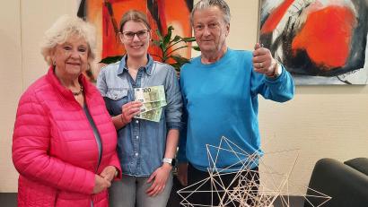Bild: Klinikum/Wamser
Das Ehepaar Mohr übergibt die Spende über 300 Euro samt hübschen Zahnstocher-Stern an Dr. Viktoria Dickert-Nevelö (Mitte).