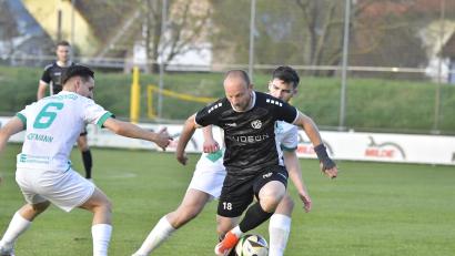 Bild: Hubert Ziegler
Friedrich Lieder (schwarzes Trikot, Szene aus dem Nachholspiel gegen Neudrossenfeld) und die DJK Gebenbach erwarten am Samstag den ambitionierten SC Eltersdorf